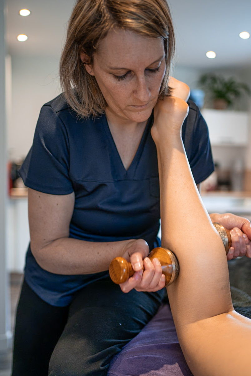 Karell Massages - Massages à domicile autour de Beavoir de Marc et Charantonnay - Massage Shiinzu the body, Massage Amma Assis et Massage Indah_ Massage détente et bien-être 3 Massage à Charantonnay ou à domicile par Karell, masseuse professionnelle : massage bien-être (assis ou allongé) & massage bébé.