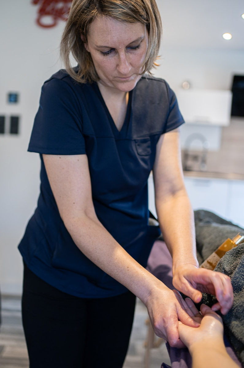 Karell Massages - Massages à domicile autour de Beavoir de Marc et Charantonnay - Massage Shiinzu the body, Massage Amma Assis et Massage Indah_ Massage détente et bien-être 15 Massage à Charantonnay ou à domicile par Karell, masseuse professionnelle : massage bien-être (assis ou allongé) & massage bébé.